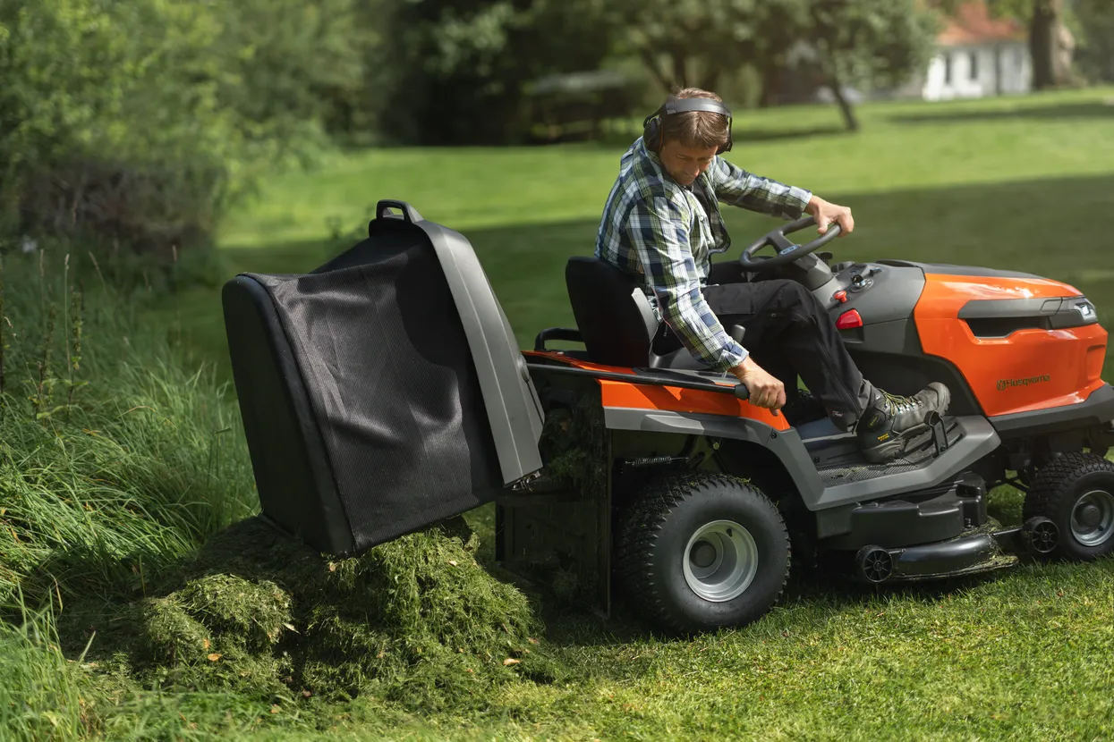 Husqvarna TC 220T Rasentraktor mit Fangkorb – Bild 2